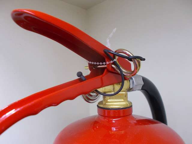 อุปกรณ์คันบีบถังดับเพลิงที่ปลอดภัย